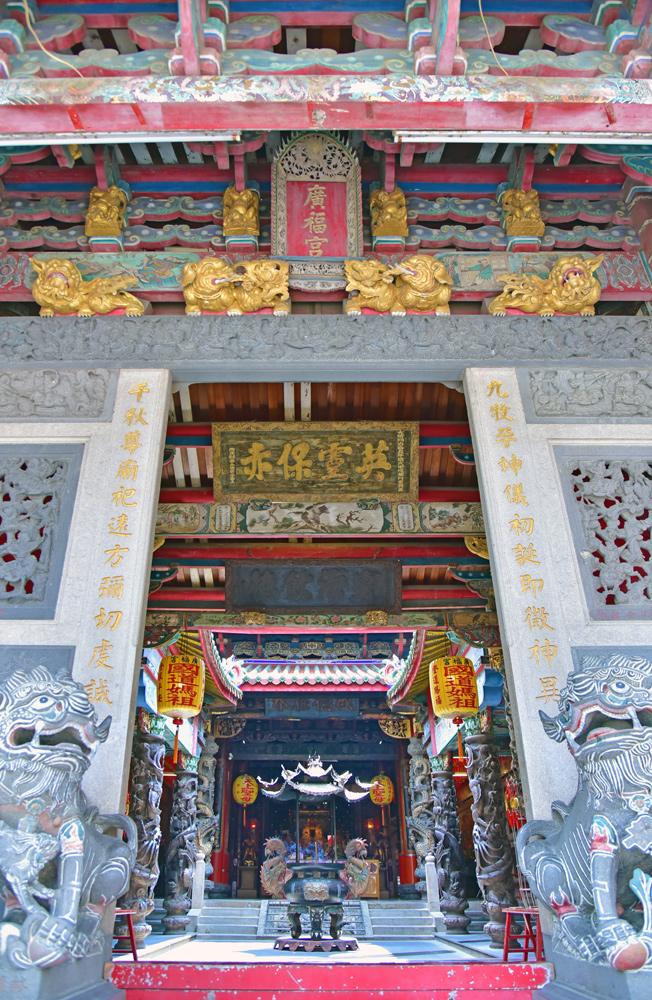 西螺廣福宮石雕龍柱與紅色燈籠